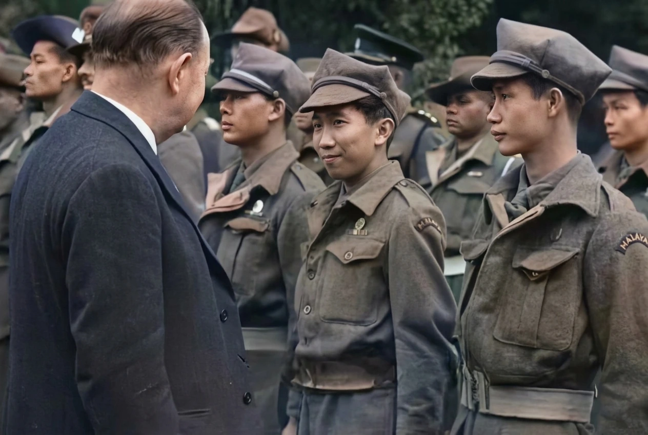 1946年6月伦敦胜利大游行肯辛顿营地：英国前首相丘吉尔检阅抗日军代表陈田与白丝木