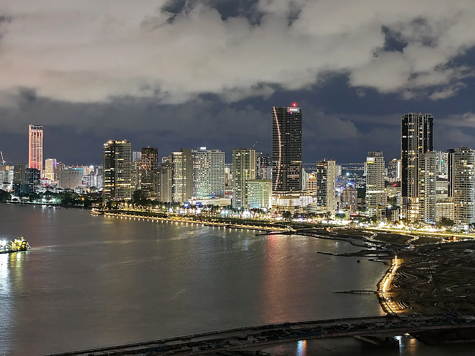 槟城“葛尼大道”（Gurney Drive，原名“新海岸大道” New Coast Road）今貌。1951年10月葛尼被马来亚民族解放军击毙后，英殖民当局控制下的槟城市议会为悼念葛尼并展示反共姿态，于1952年将该海滨大道改名为“葛尼大道”