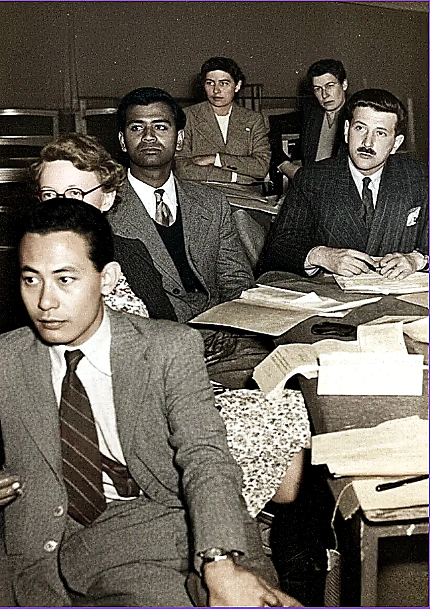 1954年4月马共驻英国代表林丰美（前排左一）出席伦敦会议，阐述马共反殖和平路线