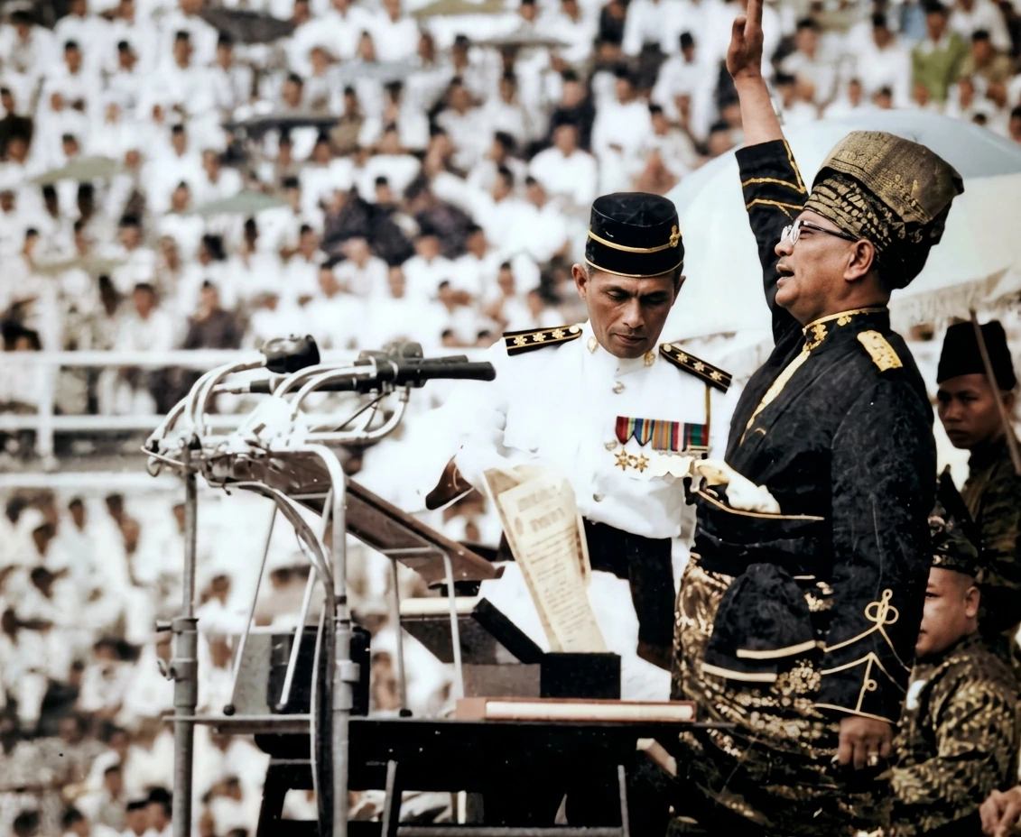 1957年8月31日：马来亚联合邦正式宣告独立，默迪卡体育场高呼七声独立欢呼