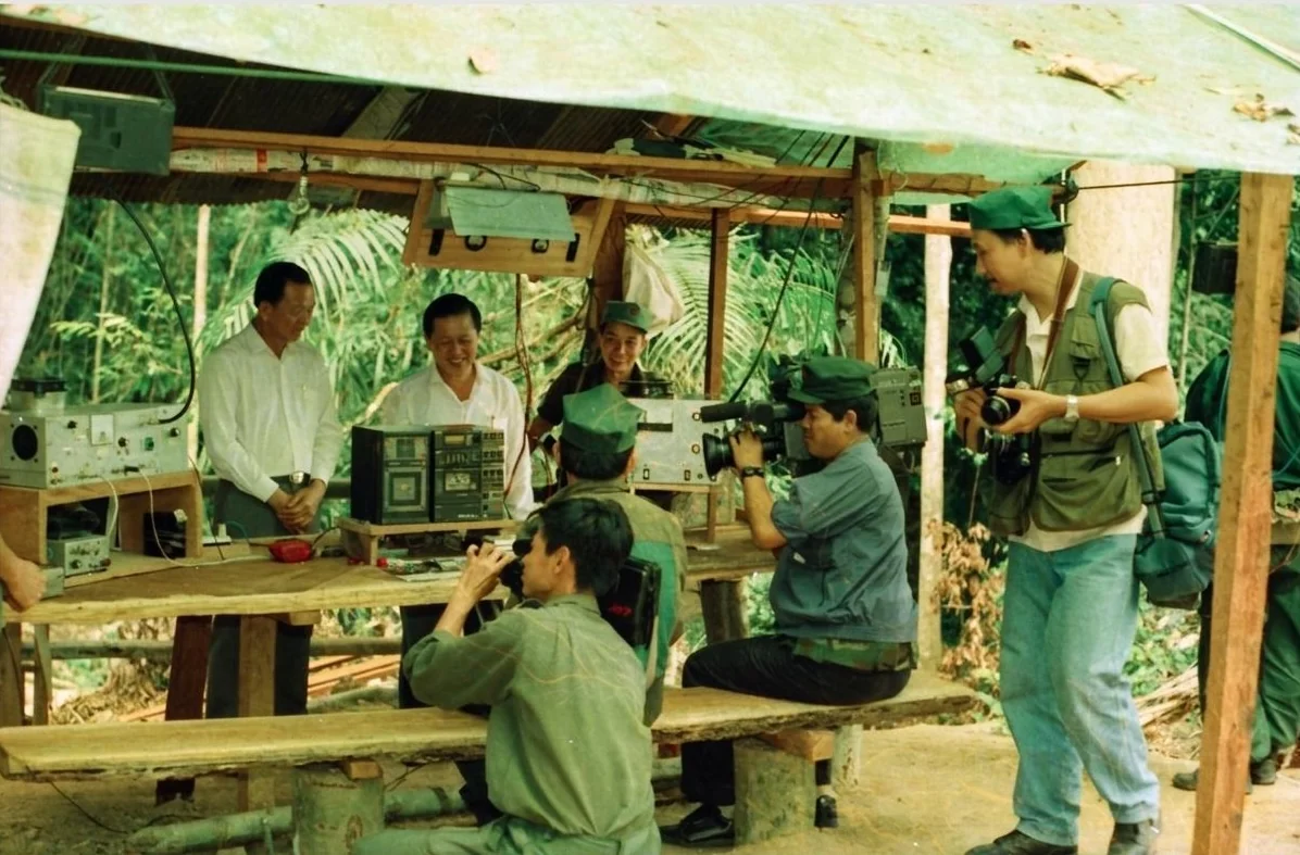 1989年12月《合艾和平协议》签署后，马共谈判代表吴一石陪同马来西亚政府和谈代表、警方政治部副总监姚光耀（SAC II）视察《民主之声》战地机房工棚全景