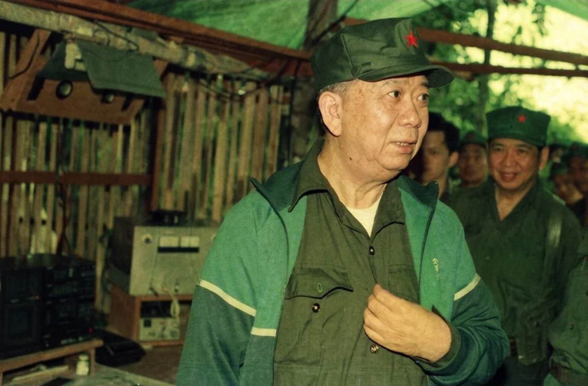 《合艾和平协议》签署后陈平总书记视察泰马边境《民主之声》战地广播机房留影