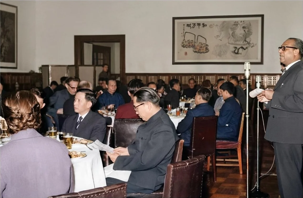解盟驻京代表团团长 P.V. 沙尔玛在北京招待宴会上致词（前景持讲稿阅读者为同席的中方有关方面负责人）