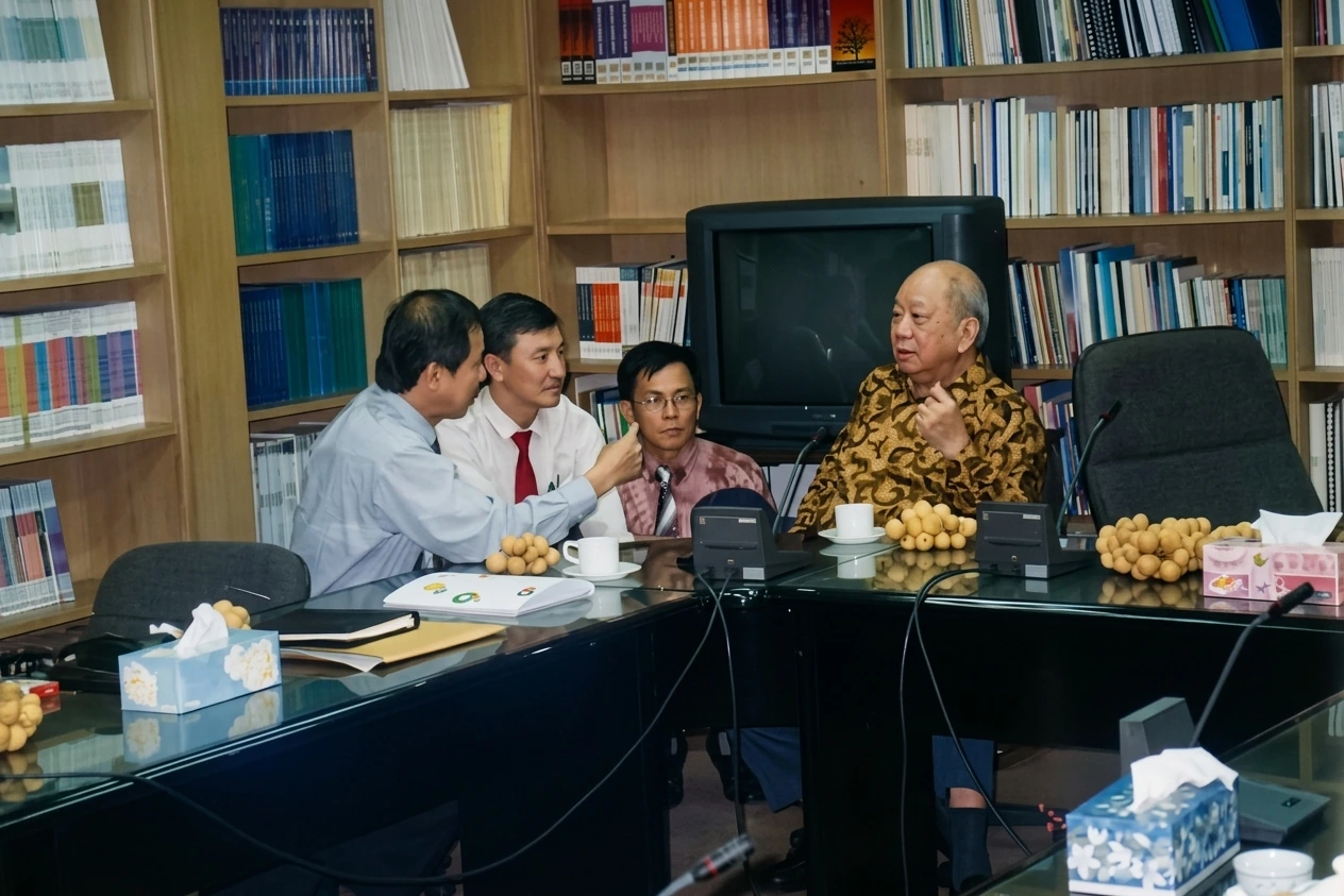 曼谷会议期间陈平在书房与代表亲切商议入籍细节工作实照