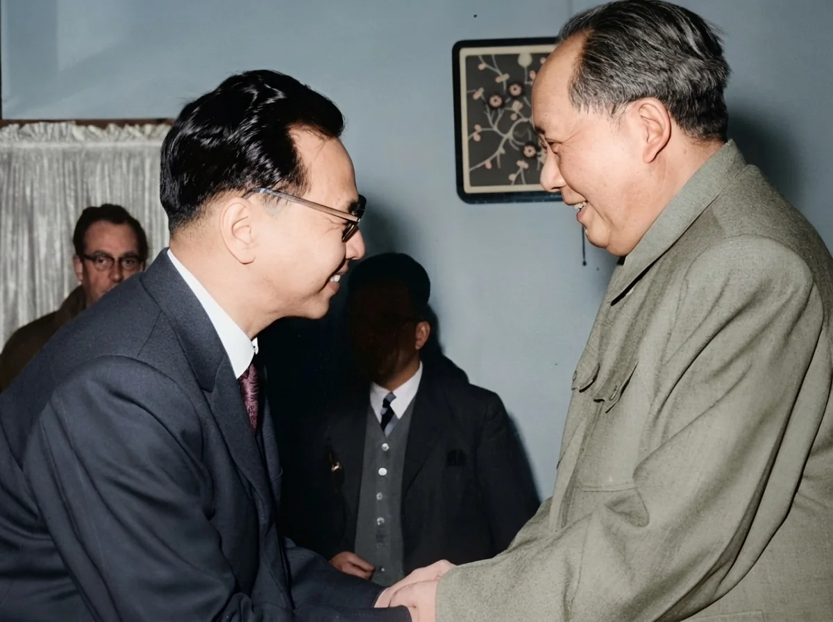 毛泽东主席亲切接见马共中央副总书记李安东