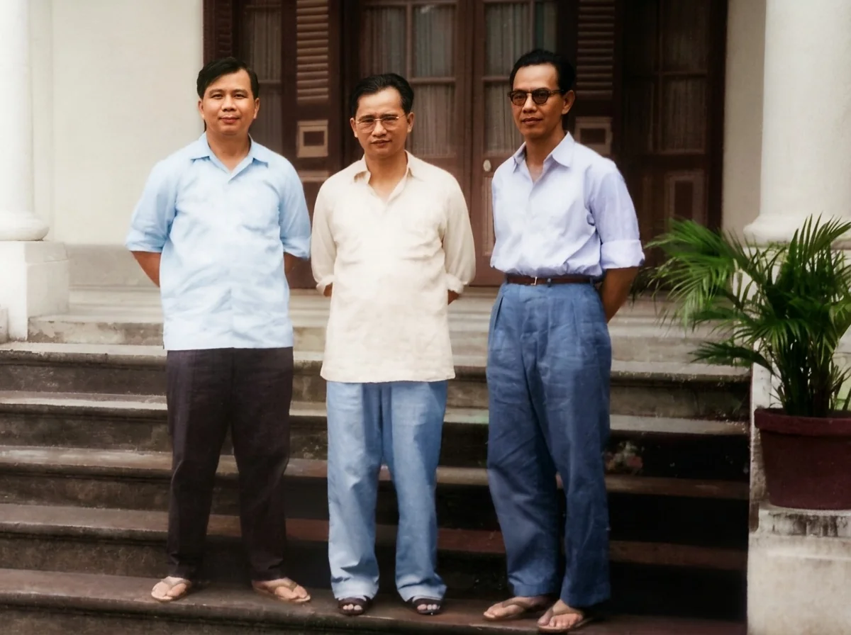 1962年4月陈平（左）、章凌云（中）与李安东（右）在河内驻地台阶前合影