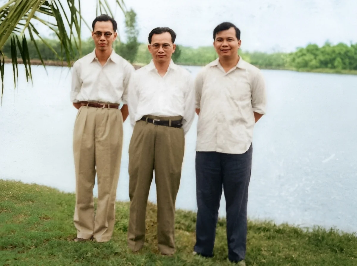 1962年4月李安东（左）、章凌云（中）与陈平（右）在河内湖畔合影