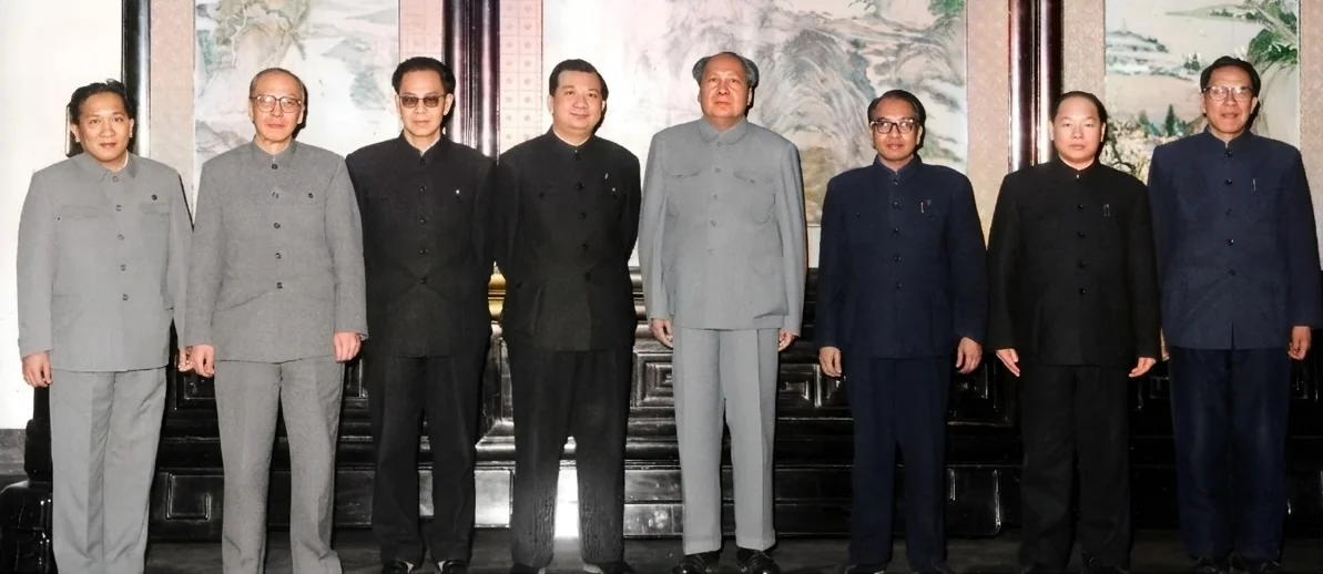 毛泽东主席等中共中央领导人与马共中央代表团成员（陈平、李安东、章凌云、陈瑞等）合影