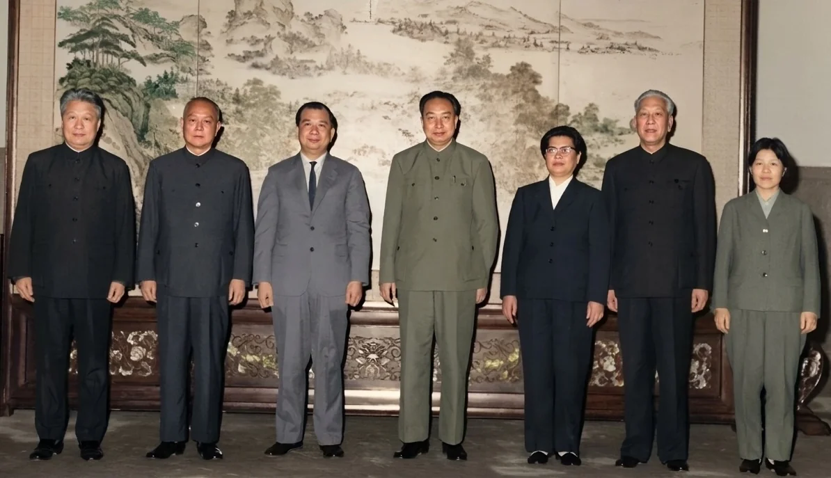 华国锋等中共中央领导人接见陈平率领的马共代表团全体成员合影