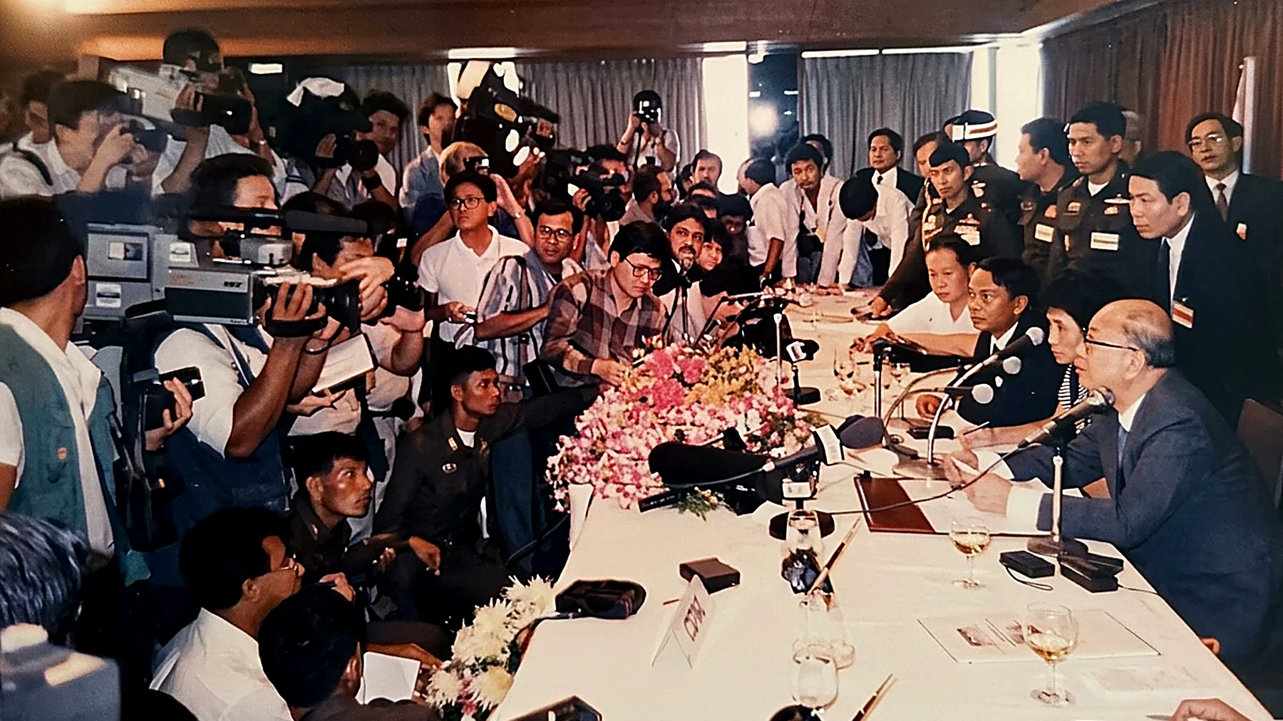 1989年12月2日合艾和平协议国际记者会现场陈平发表讲话历史实照