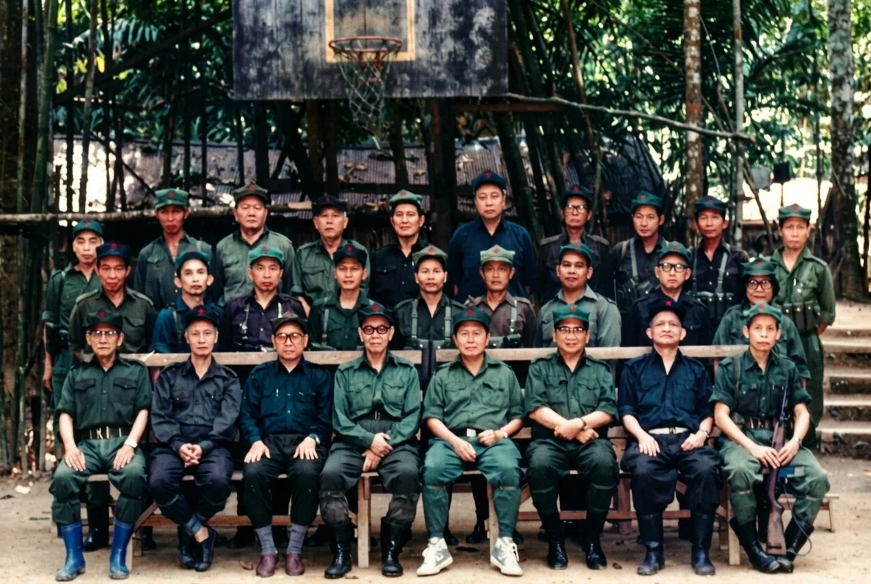 1989年11月25日：马共举行第十一届中央委员会第十三次扩大全体会议并通过《关于停止武装斗争的决议》