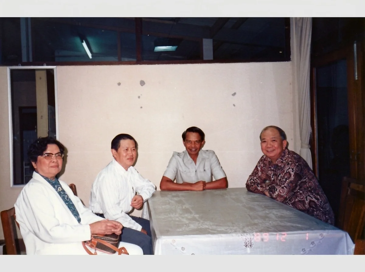 1989年12月1日合艾签署大典前夜，陈平总书记（右一）与陈再润（左一）、吴一石（左二）及泰方吉迪将军（右二）在合艾驻地合影