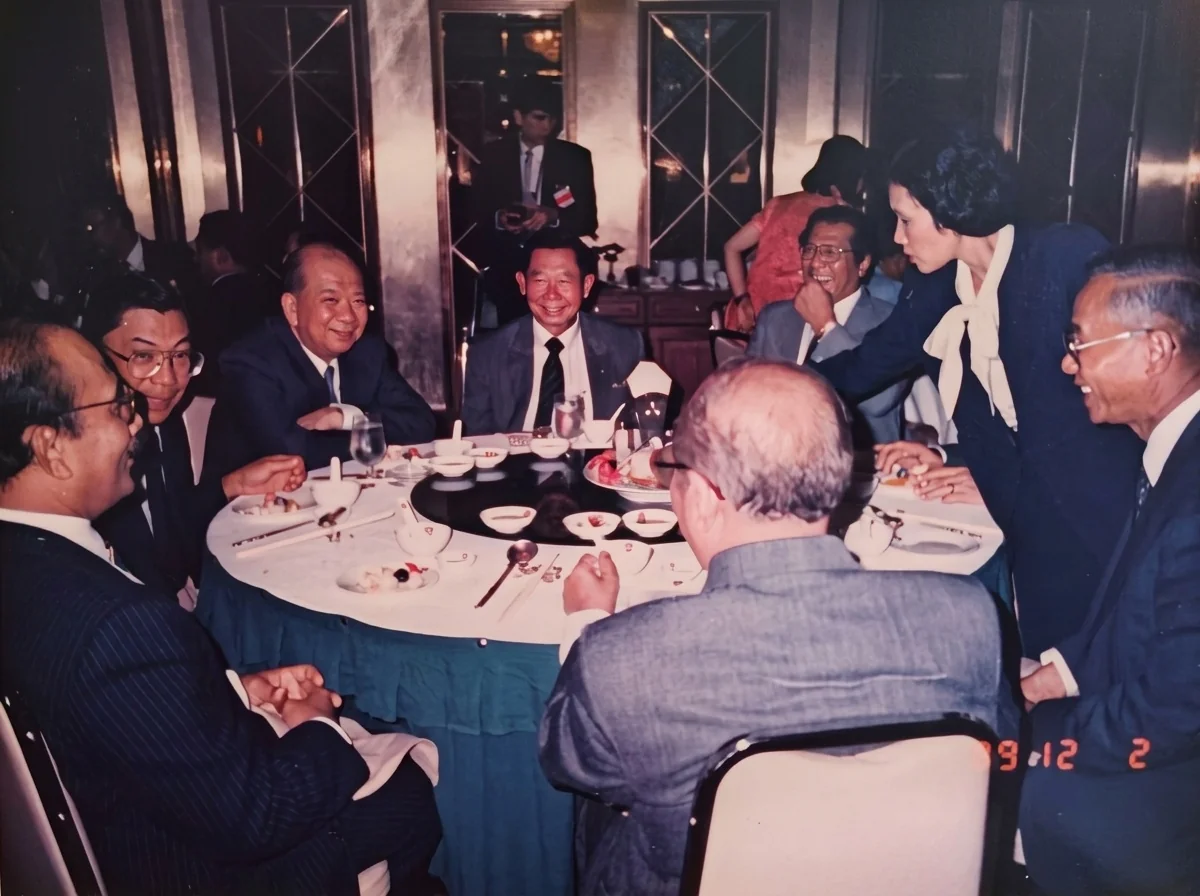 1989年12月2日《合艾和平协议》签署庆祝午宴主桌盛况（左起：旺西迪、差瓦立上将、陈平、阿内·西提巴萨、哈欣阿里上将、沙旺警察上将，前景背影为阿都拉·西迪）