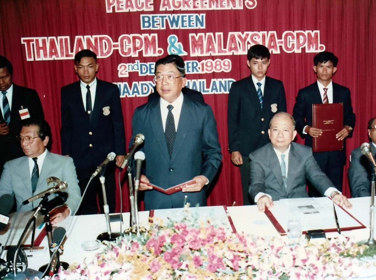 1989年12月2日合艾签署大典上，东道主泰国首席代表差瓦立·永猜裕上将（中）发表致辞（左为旺西迪，右为陈平）