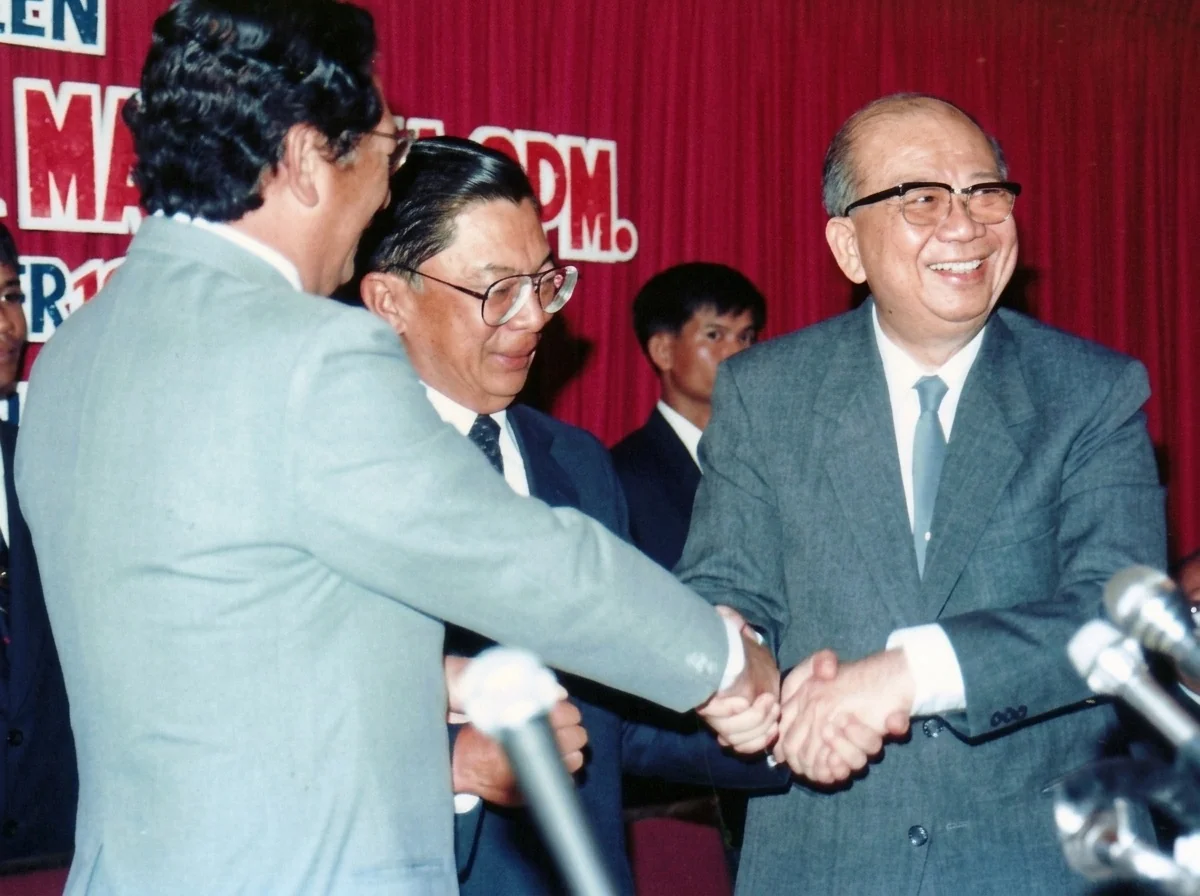 1989年12月2日合艾和平协议签署大典三方首席代表旺西迪（左）、差瓦立上将（中）与陈平（右）握手正面标准照