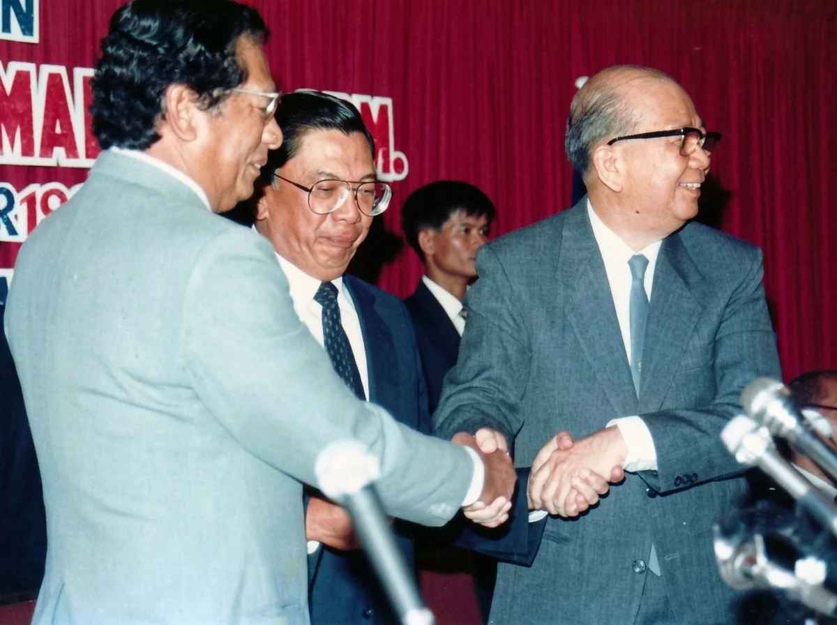 1989年12月2日合艾和平协议签署大典三方首席代表旺西迪（左）、差瓦立上将（中）与陈平（右）握手正面标准照