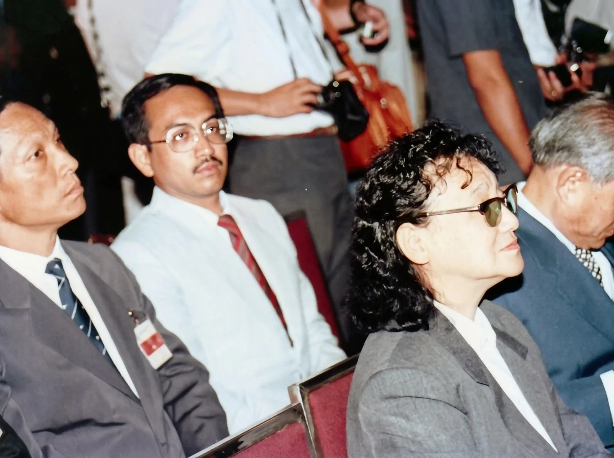1989年12月2日合艾签署大典观礼席上的马共中央委员陈立发（左一）、马共代表（左二）、阿敏（苏丽雅妮·阿都拉，右二）与老谢（李安东 / 李长镇，右一）