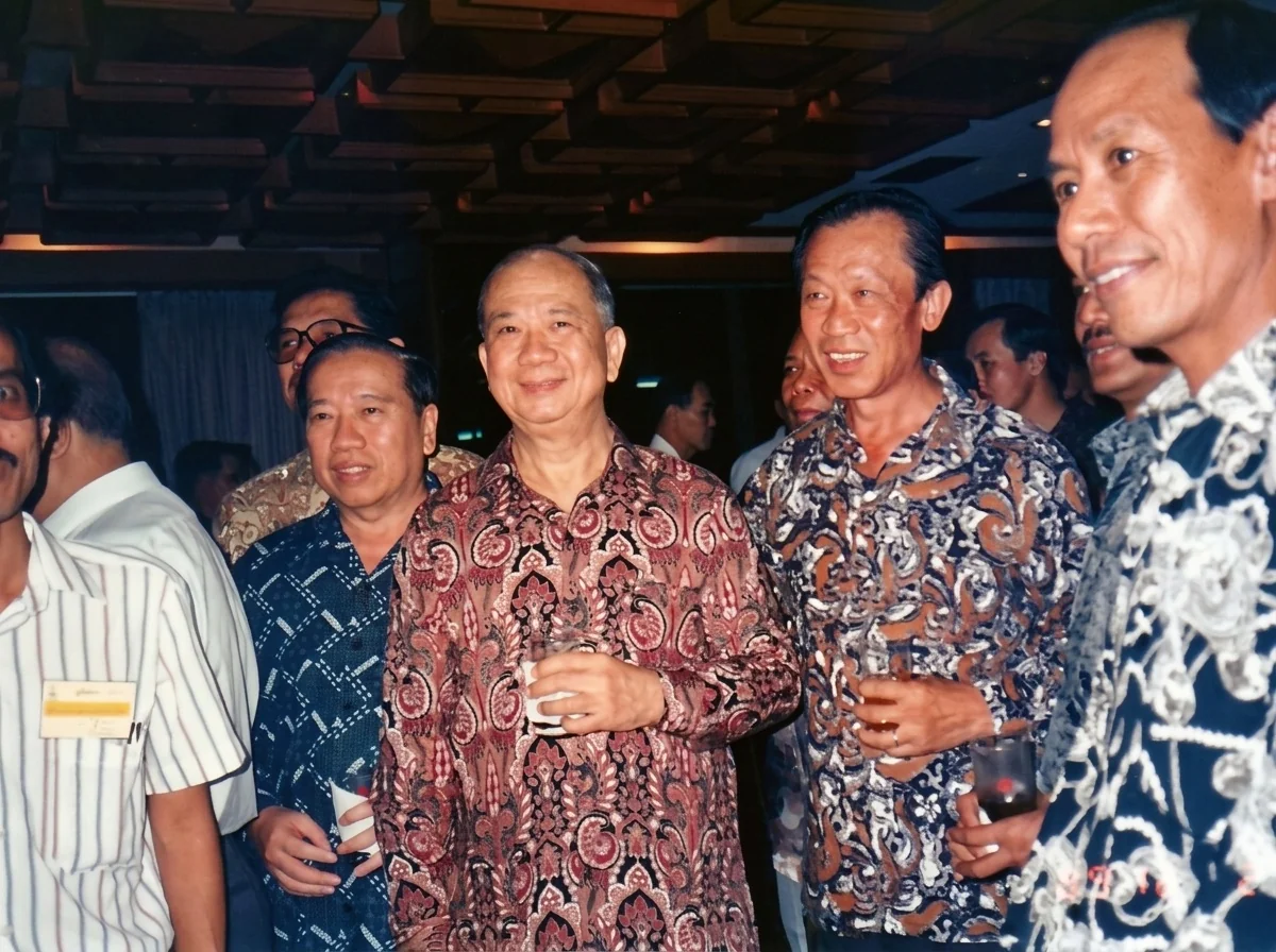 1989年12月2日晚合艾庆祝晚宴上，身着峇迪衫的陈平总书记（中）、马方顾问姚光耀（右二）、马共中委陈立发（右一）与泰马代表合影