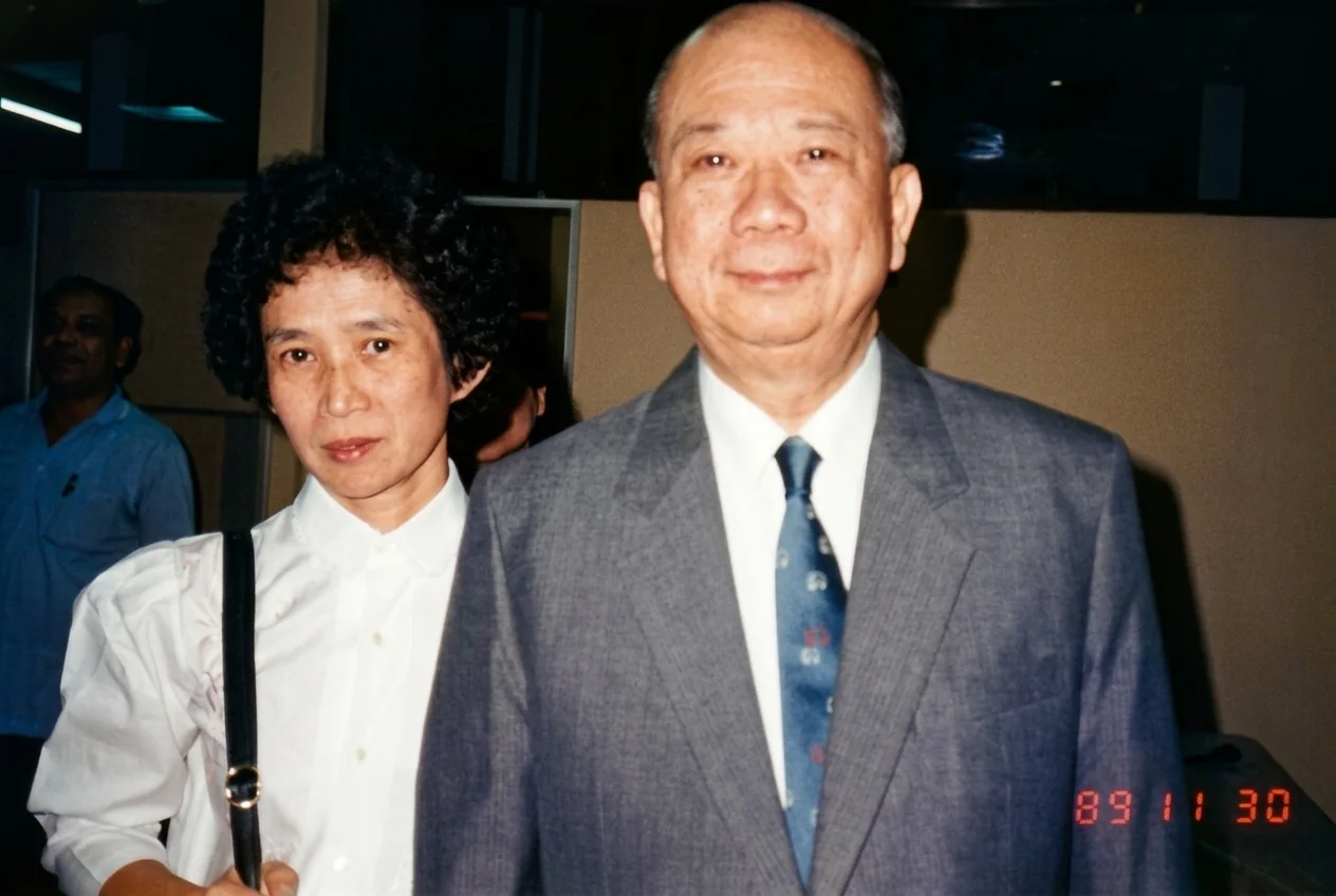 1989年11月30日合艾首次公开记者会期间，马共中央总书记陈平（右）与随团女翻译（左）合影