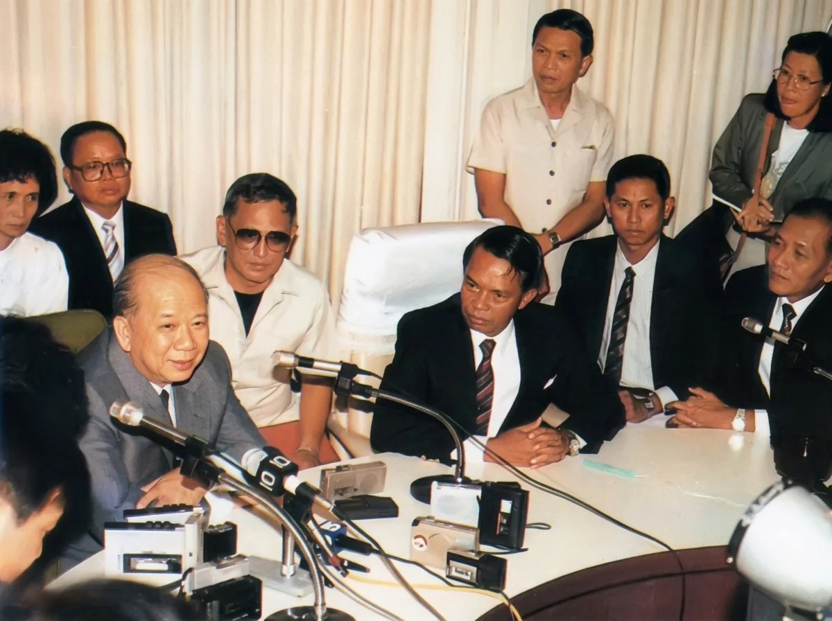 1989年11月30日，马共中央总书记陈平（前排左一）在泰方吉迪将军（前排中）与班贴少将（前排右一）陪同下出席合艾记者会
