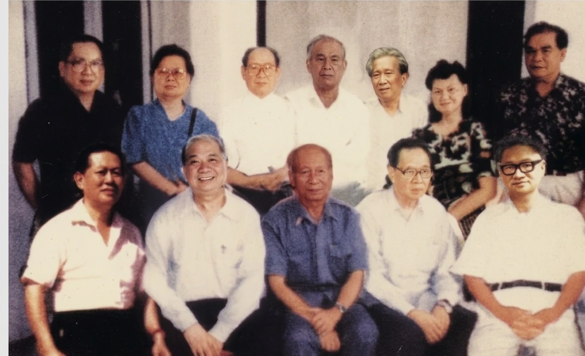 和谈前最后一届马来亚共产党中央领导人十二人历史性合成合影（原照摄于1990年，阿石、阿苏、陈田为后期剪接加入）