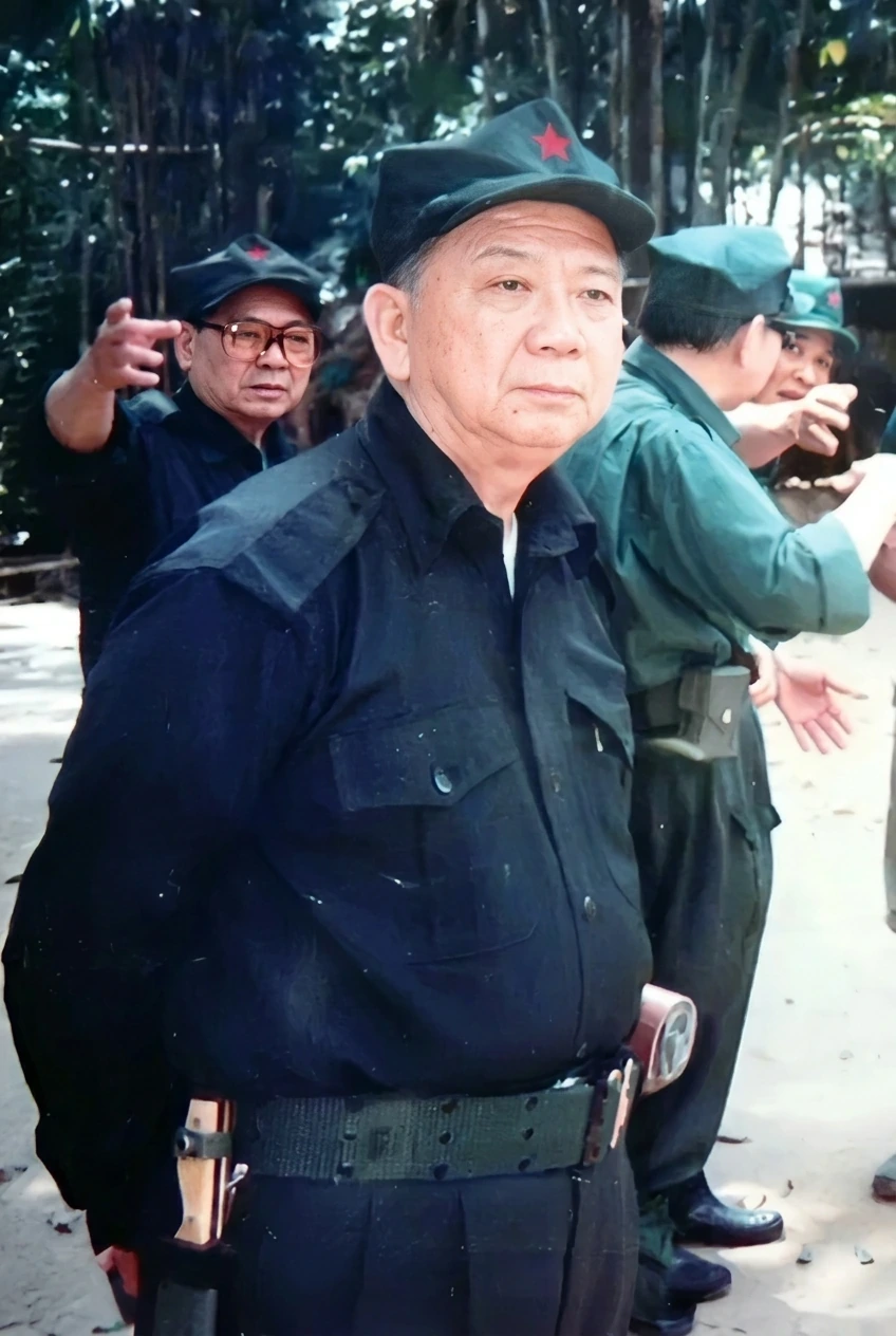 1989年合艾和谈后重返泰马边境丛林大本营、身着人民军军装与红星军帽的陈平总书记历史实照