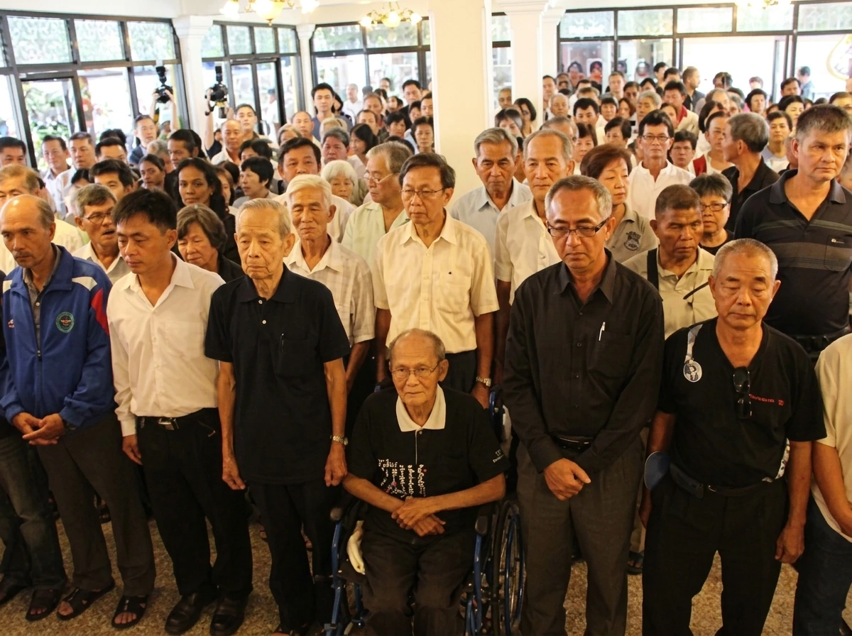 来自马来西亚各地与泰南四个和平村的数百名马共老战友及各界友好，在曼谷达通寺灵堂列队肃立，向陈平总书记作最后默哀与致敬。