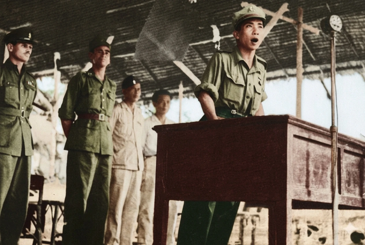 1945年马来亚人民抗日军（MPAJA）指挥员在简陋木制讲台前向部队发表慷慨激昂的抗日动员演说历史实照