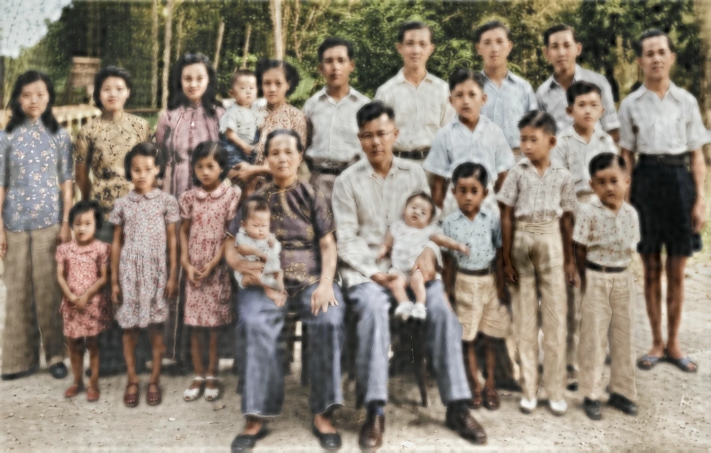 实兆远家庭合照，后排右4是陈平，后排左3是妻子李坤华。这是陈平与李坤华在步入漫长丛林游击战与海外流亡岁月前，与实兆远王氏家族长辈、兄弟姐妹及孩童拍摄的珍贵全家福。