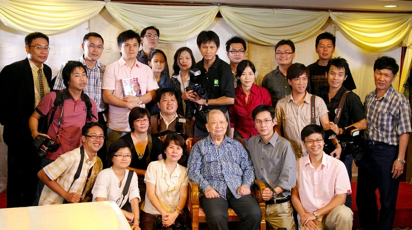 2009年12月与马来西亚记者合影。《合艾和平协议》二十周年纪念期间，陈平（前排居中）与专程赴泰采访的马来西亚年轻记者团队合影。