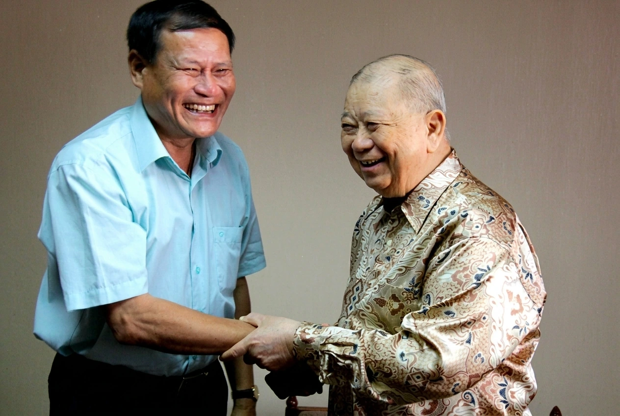 与前泰国第四军军长披讪中将。陈平（右）与前泰国第四军区司令披讪中将（Lt. Gen. Pisan Wattanawongkiri，左）在晚宴上亲切合影。