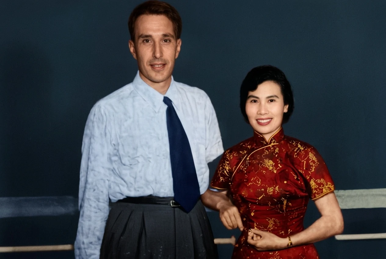 星洲抗英同盟英语支部核心领导人约翰·依伯（左，1951年1月8日被捕，无审讯关押至1953年2月24日获释）与夫人黄瑞莲（右）历史合影修复照