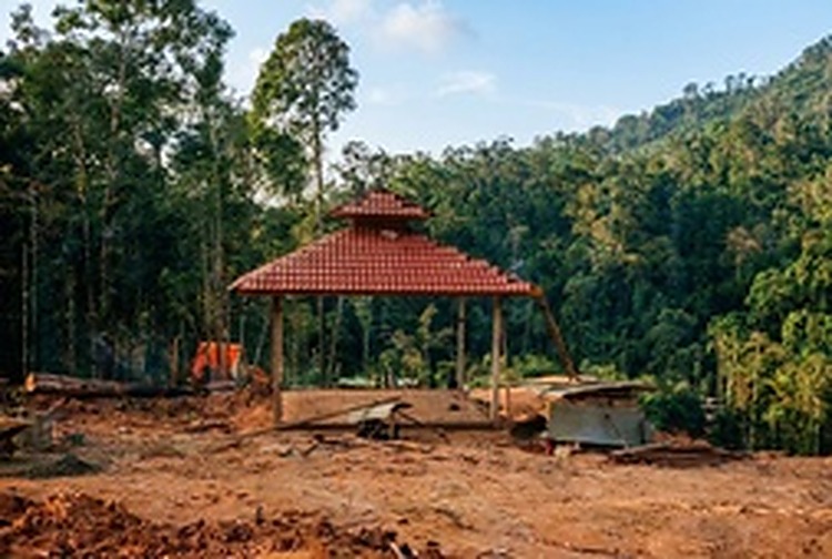 和平村高地上新建成的红顶六角凉亭，为辛勤劳作的村民提供了休憩与议事的公共空间。