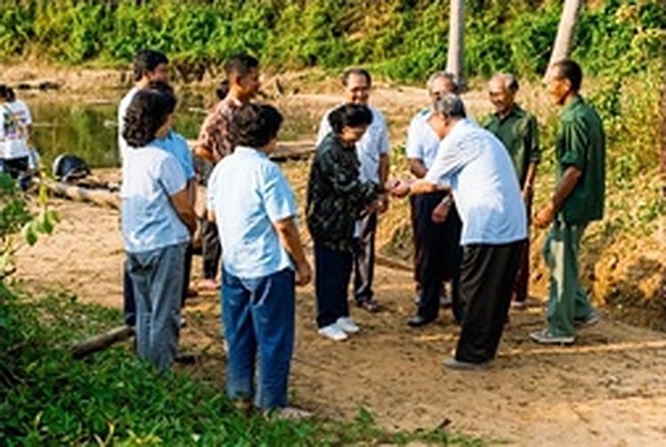 泰国军方将领在和平村干部的陪同下，实地踏勘新村住宅区与公共设施建设情况。