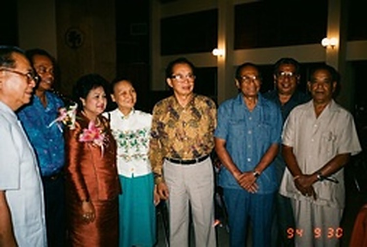 1991年9月30日，前马共领导人与来访宾客在室内合影留念，记录下和平转型初期的友好往来。
