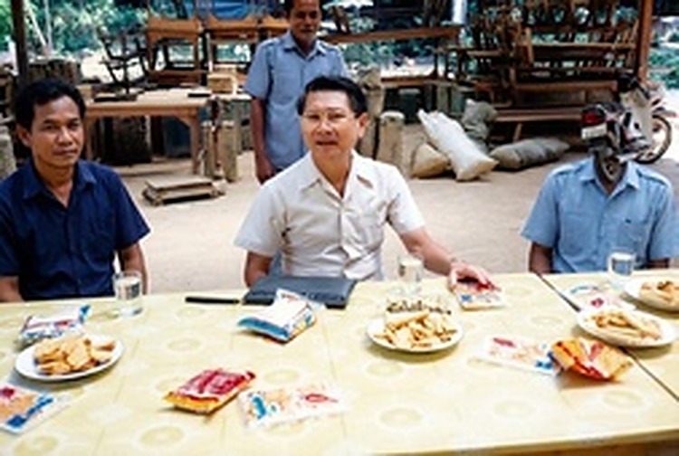 和平村村民代表在餐叙中向来访人员敬饮，表达对《合艾和平协议》落到实处的欣慰之情。