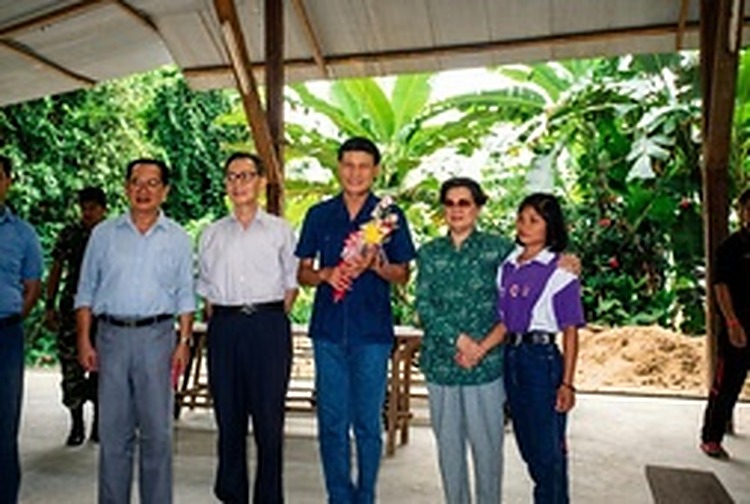 吉滴将军与和平村领导人互赠纪念品并合影留念，标志着泰军将前马共成员视为“特殊的国家客人”与未来的新公民。