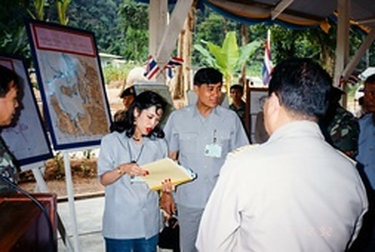 1992年视察期间，和平村代表向王室随行官员呈交新村地形图与社区建设汇报材料。