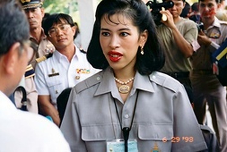 1993年6月29日（照片右下角印有6 29 '93日期戳）：朱拉蓬公主在和平村会场亲切垂询前马共老干部，关切了解村民定居后的衣食住行。