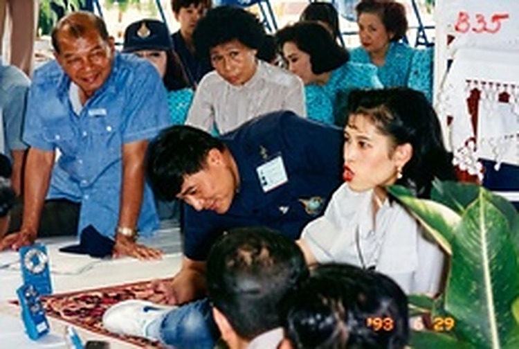 1993年6月29日：朱拉蓬公主俯身慰问跪坐在地席上的和平村妇女与长者，展现泰国王室对新村居民的关怀。