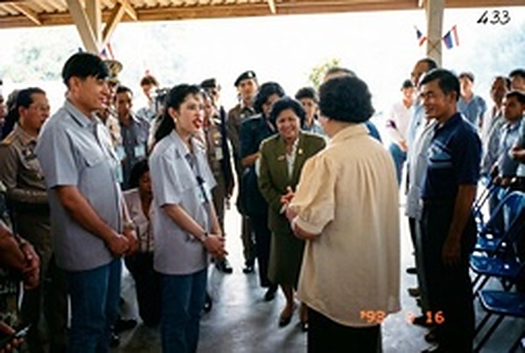 1993年8月15日（照片印有8 16 '93冲印戳）：和平村老干部在会场向朱拉蓬公主及随行官员作现场汇报。