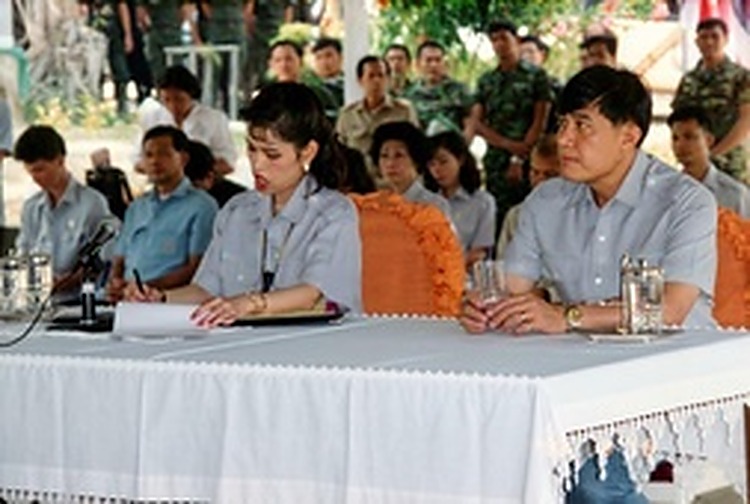 1993年8月：朱拉蓬公主在白布铺设的主席台前埋头审阅和平村发展计划文本。