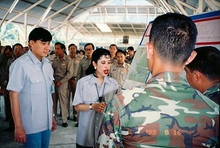 1993年8月：朱拉蓬公主在礼堂内与和平村管理委员会负责人亲切交谈，询问医疗与学校建设进展。