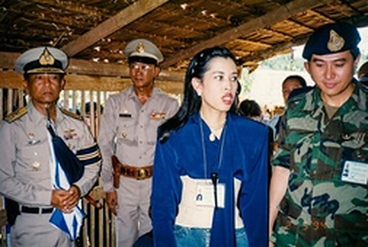 1994年2月5日视察纪实：朱拉蓬公主身着蓝色外套步入和平村木结构礼堂，军警官员随侍在侧。