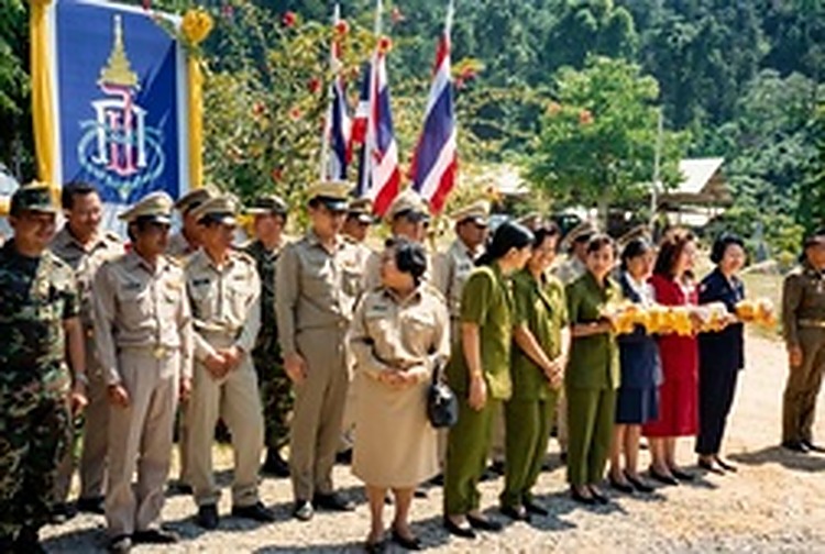 1996年4月2日：泰国军政官员与手捧鲜花礼品的女青年在朱拉蓬公主发展村旗帜下整齐列队迎宾。