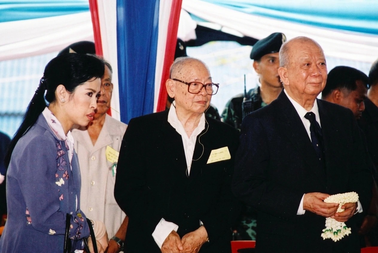 2005年9月15日：朱拉蓬公主（左一）亲自引导马共党主席阿都拉·西迪（中）与总书记陈平（右一，手捧茉莉花环）步入会场觐见诗丽吉王后。
