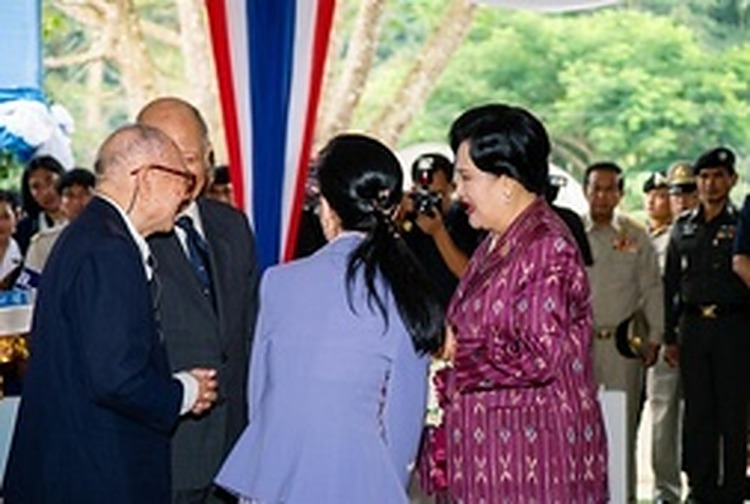 2005年9月15日：阿都拉·西迪与陈平向诗丽吉王后致意问候的连续镜头，展现了泰国王室对前马共领导人的高度礼遇。