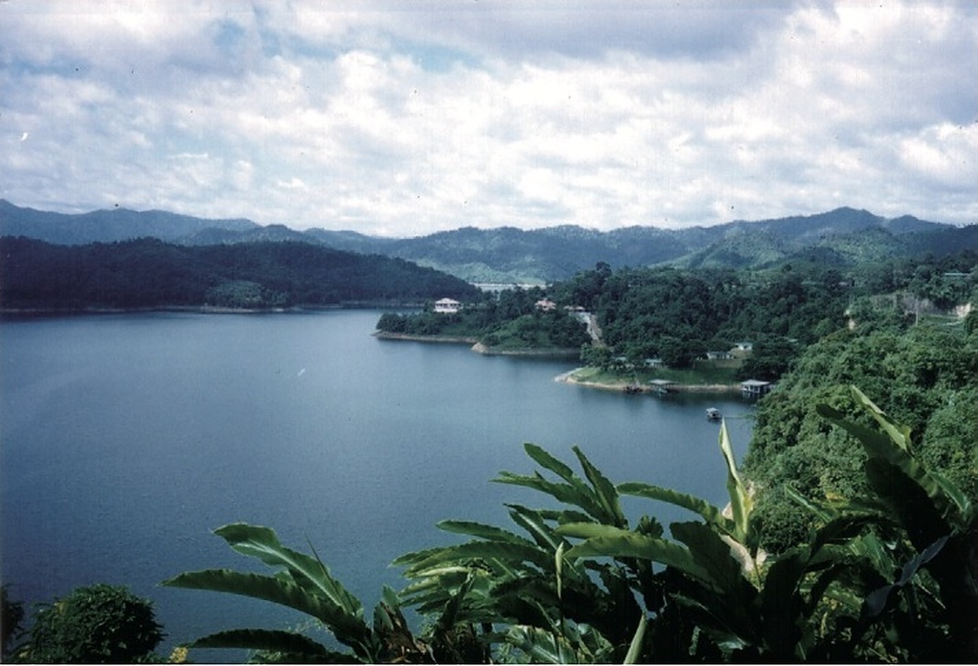 邦朗和平村（第9朱拉蓬公主发展村）壮丽的湖光山色：碧波万顷的邦朗水坝湖泊（Banglang Reservoir）与连绵起伏的蒂蒂旺沙山脉环抱着这座宁静的世外桃源。