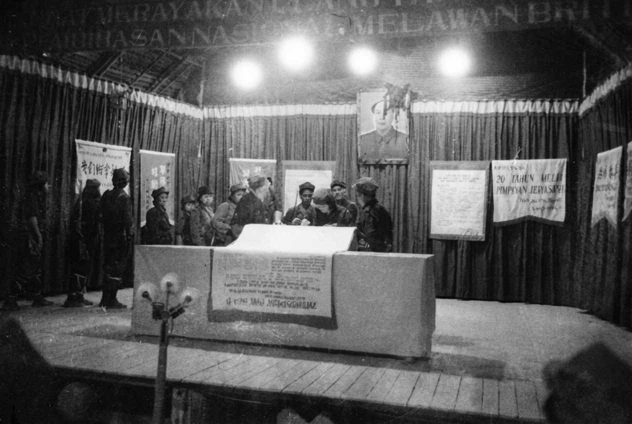 1968年庆祝马共成立38周年暨抗英民族解放战争20周年大会上，各支队与根据地代表列队登台向马共中央敬献锦旗与决心书。