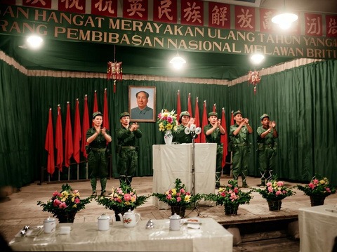 1968年6月20日马来亚民族解放军在丛林根据地隆重举行“六二〇”抗英民族解放战争二十周年纪念升旗典礼、刺杀战术演练、实弹射击与文艺汇演历史实照（第5帧）